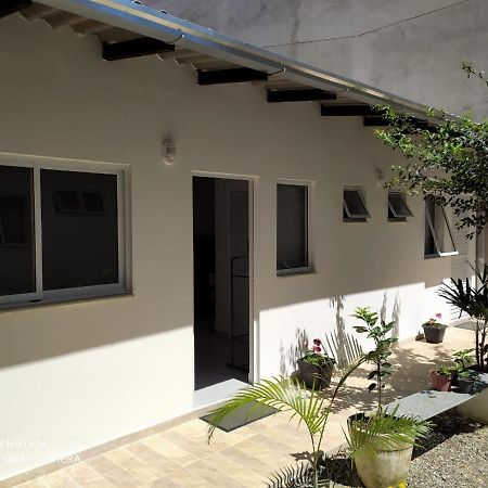Pousada Casa Verde - Quartos Individuais - Smart Tv 32 - E Banheiro Privativo Lejlighed Itajaí Eksteriør billede