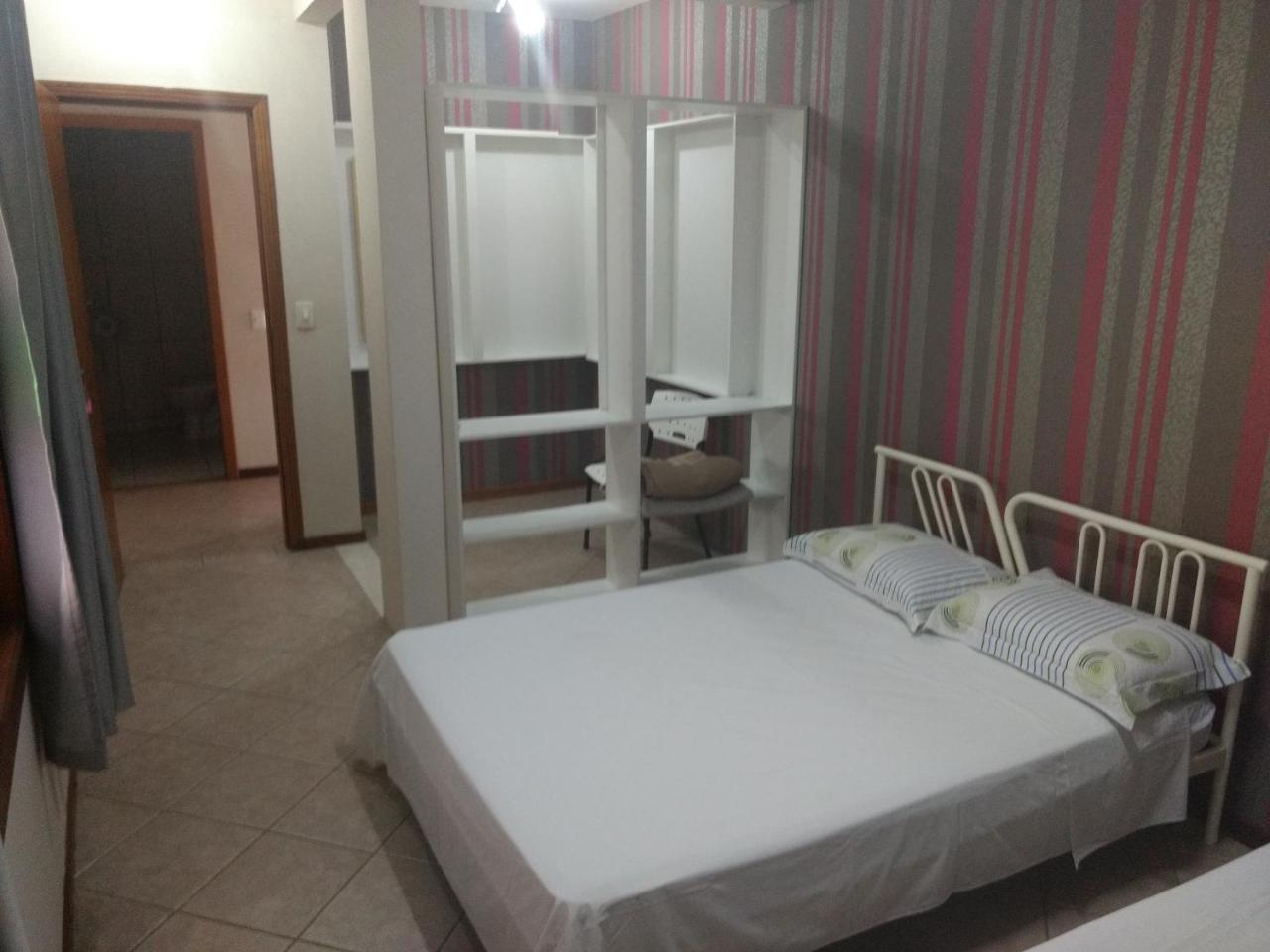 Pousada Casa Verde - Quartos Individuais - Smart Tv 32 - E Banheiro Privativo Lejlighed Itajaí Eksteriør billede